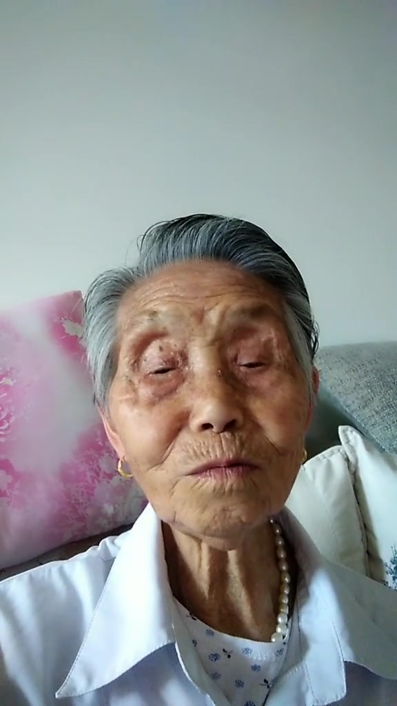 老母亲,慈祥的老母亲