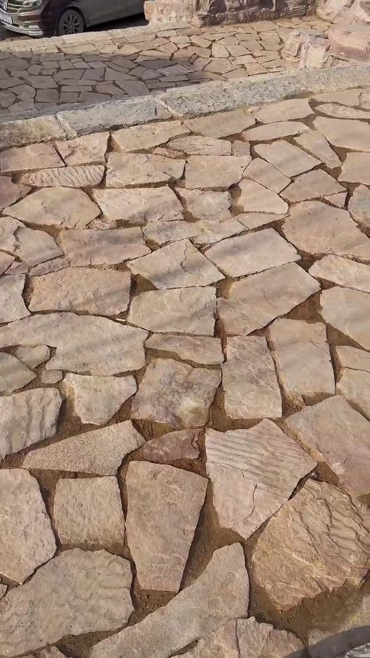 3-5公分厚暖红色碎拼石 景观地铺不规则石板 园林地面文化石