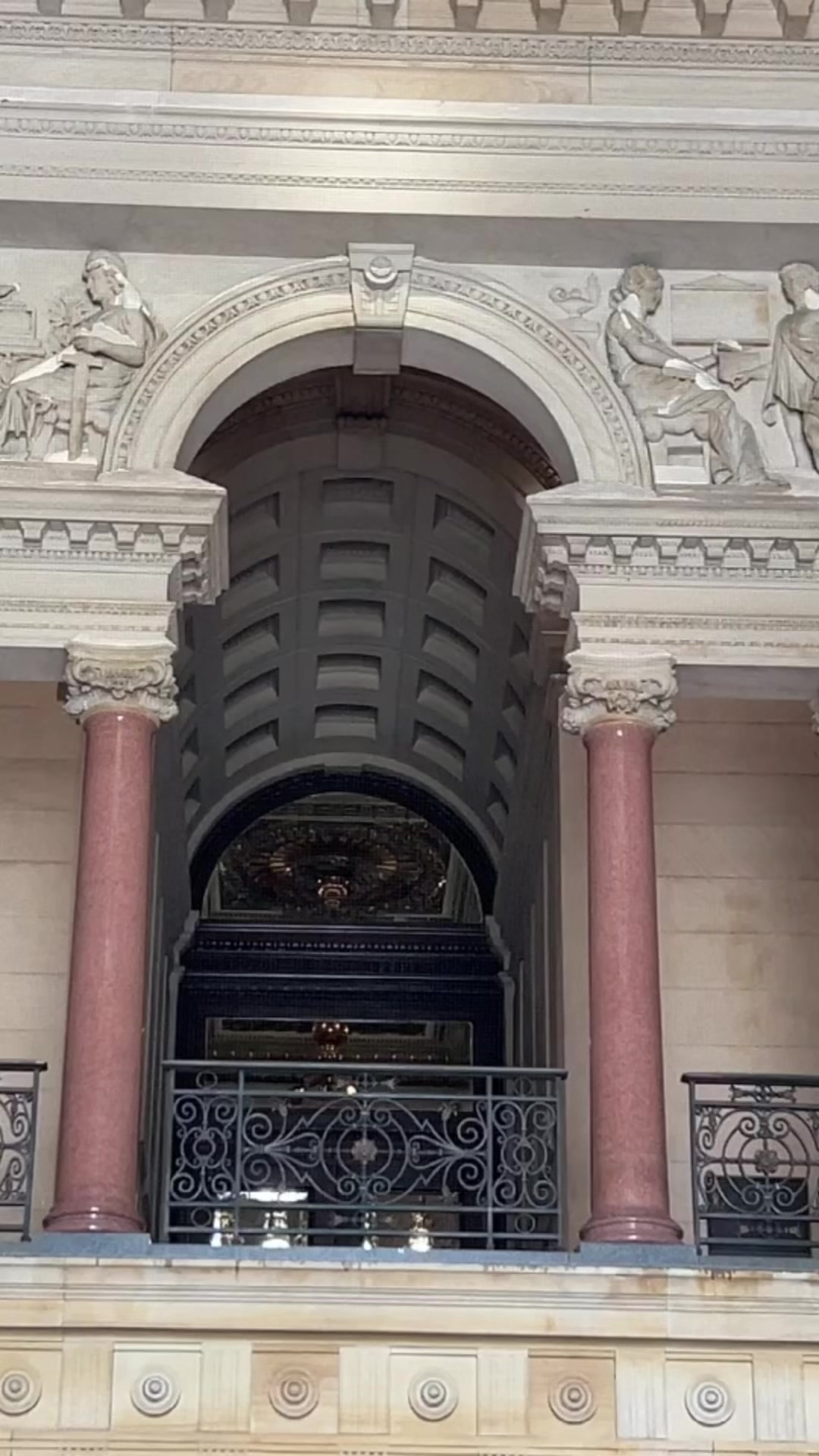 费城市政大厅的雕像很多,门口有富兰克林,塔顶也有费城创始人