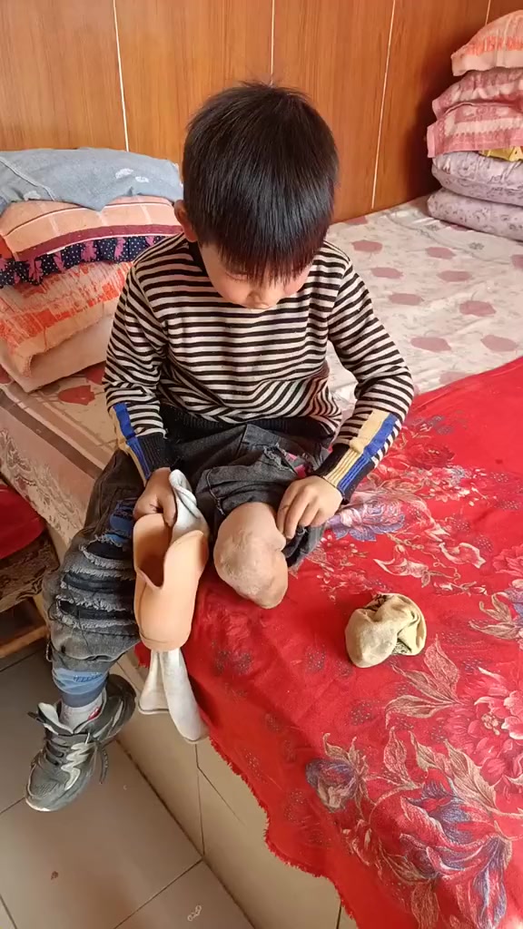 残疾小男孩的励志人生路坚强的孩子传递正能量感谢支持