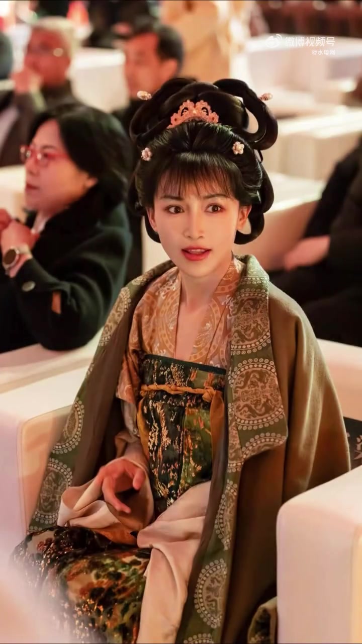 灵动的唐风汉服与精美的鬟髻,仿佛"蓬莱仙子",尽显华夏衣冠的雍容气度