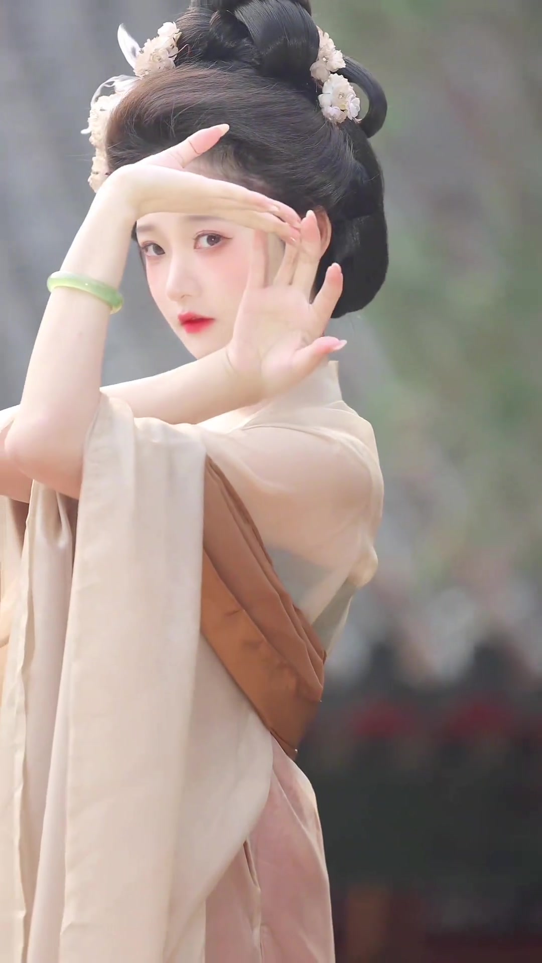 "翻手为云,覆手为雨" 大明宫词的 翻云覆雨手势_妆造 分享 古风手势舞