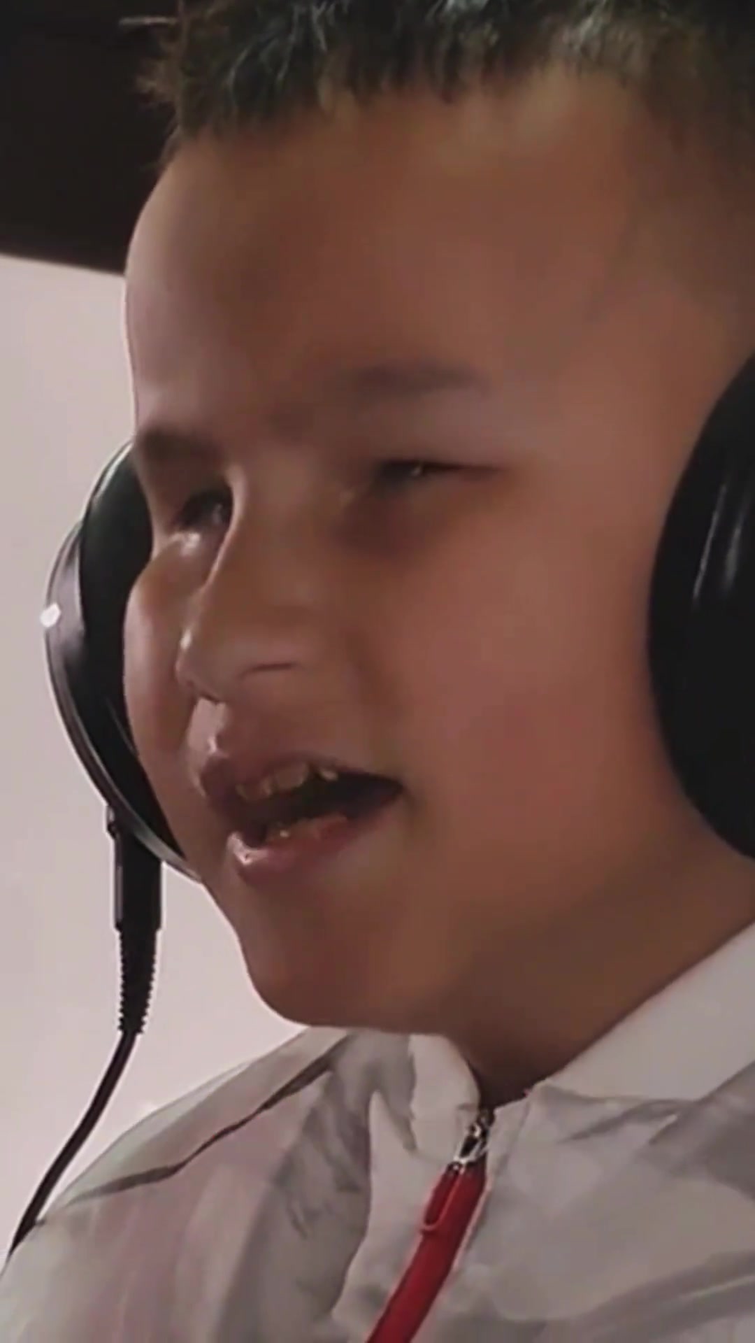 盲童李玉顺出生于贵州毕节纳雍县的一个偏僻山区,先天