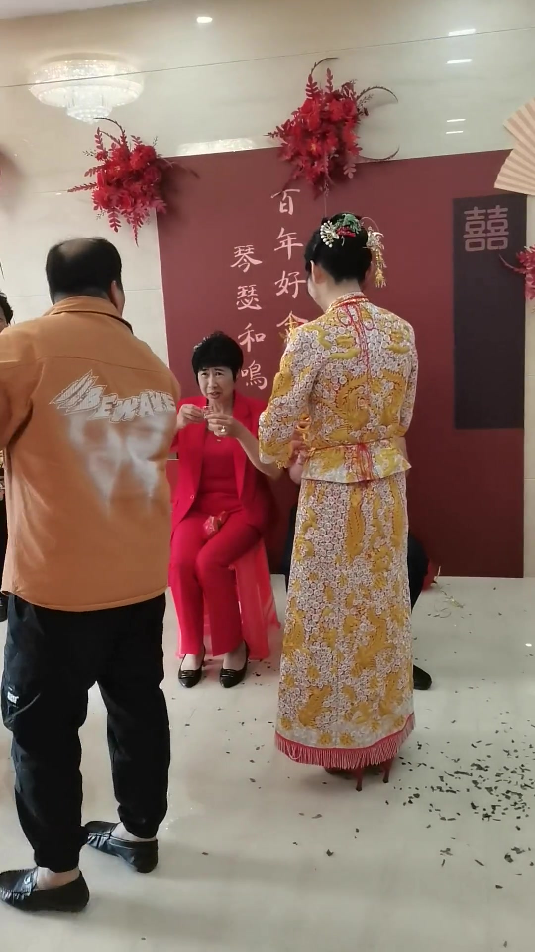 闽南婚礼习俗,新娘给公公婆婆敬茶交换见面礼