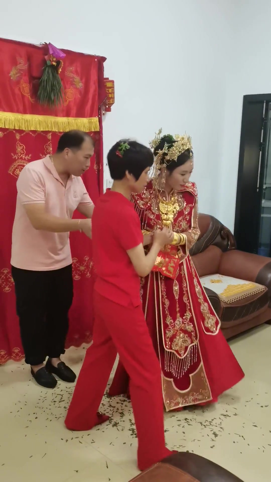 闽南婚礼习俗～新娘给公公婆婆敬茶交换见面礼