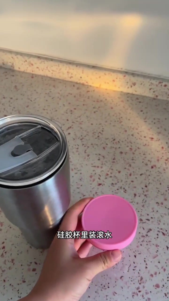 示范一下,月经杯上班怎么用?