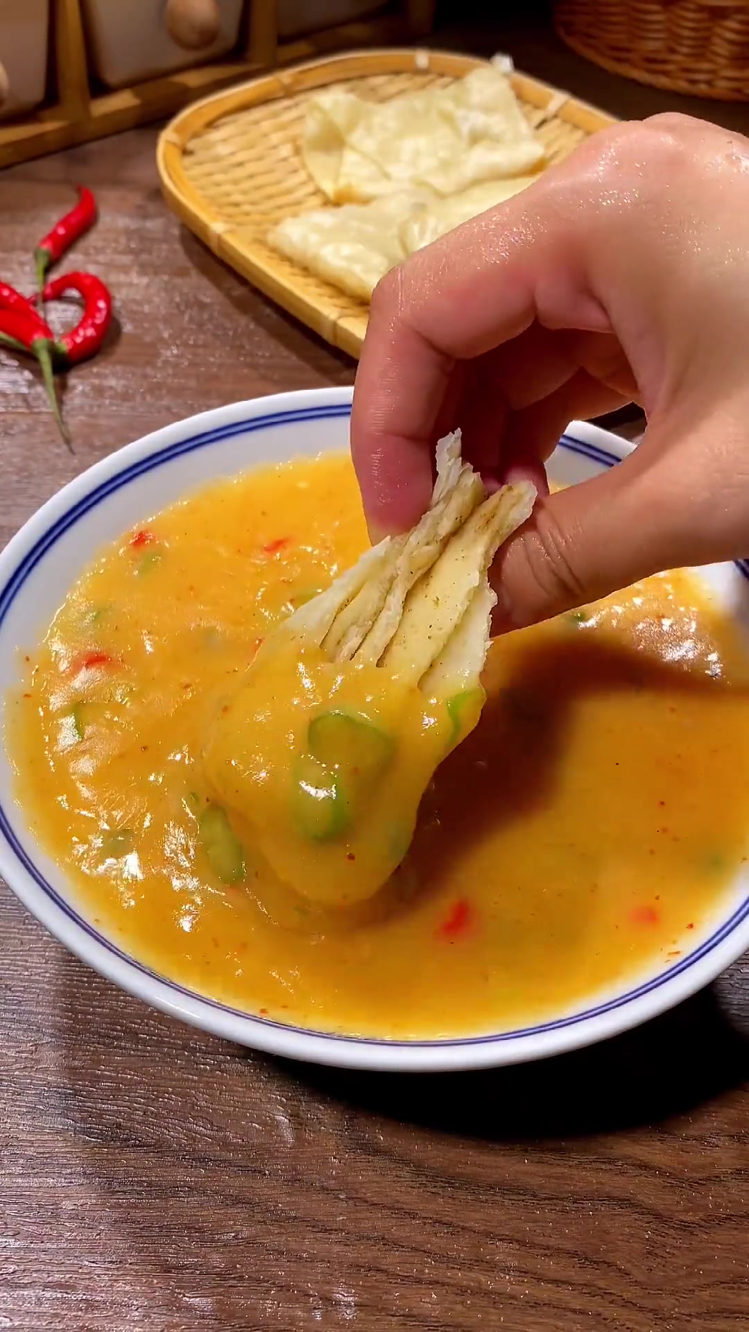 小时候家里没菜妈妈就做辣椒糊,每次都吃到撑,现在觉得还是一样的美味