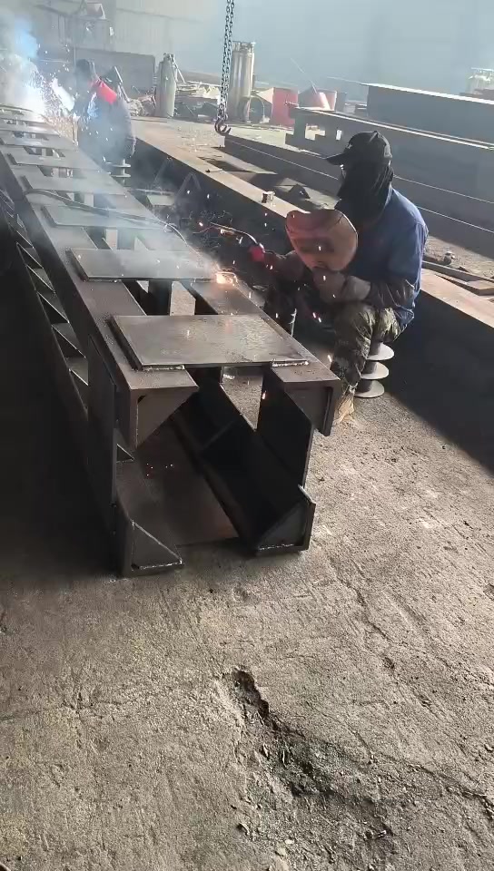钢结构格构柱焊接加工过程