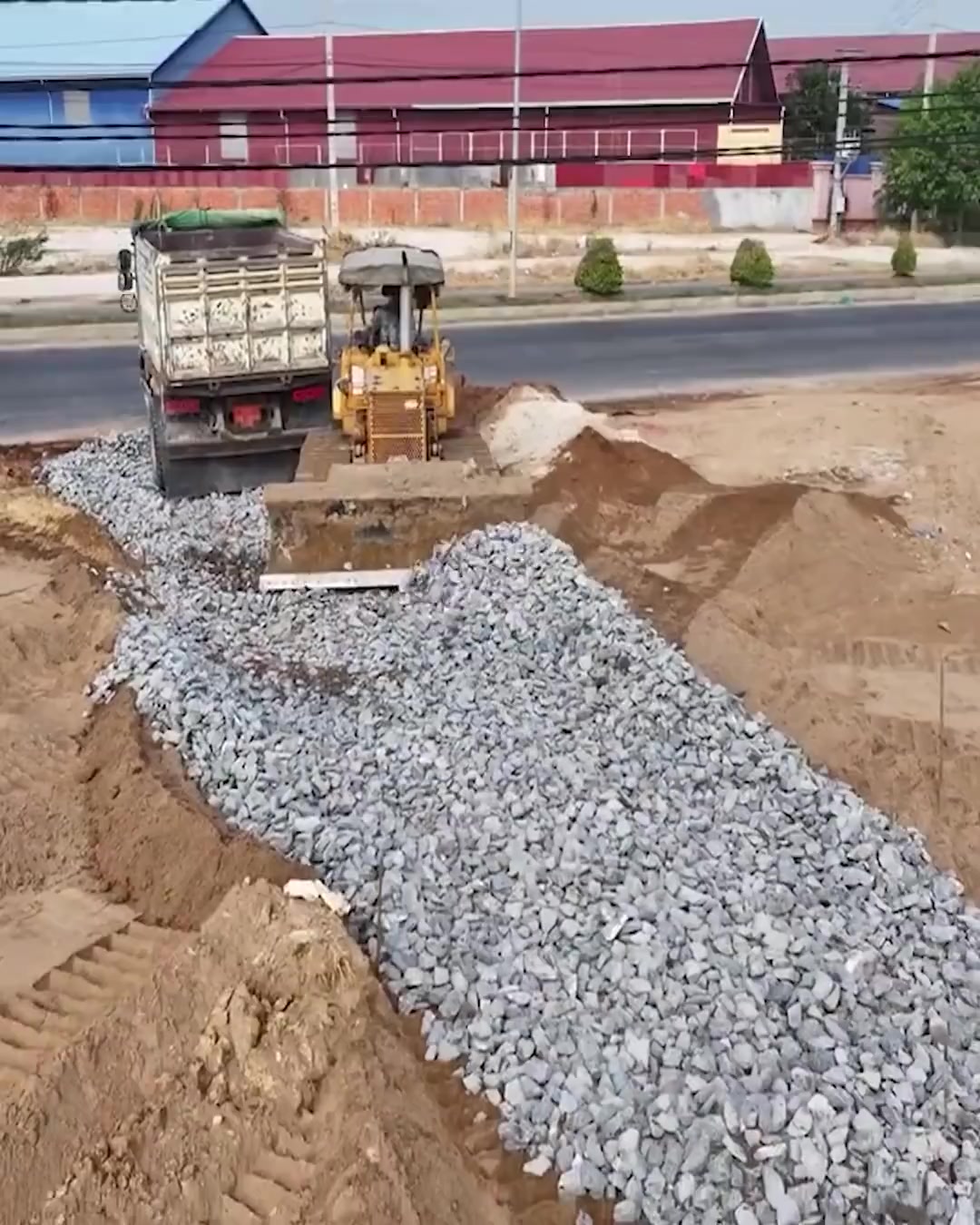 用石头垫一垫,加固路基货车走上去才稳固
