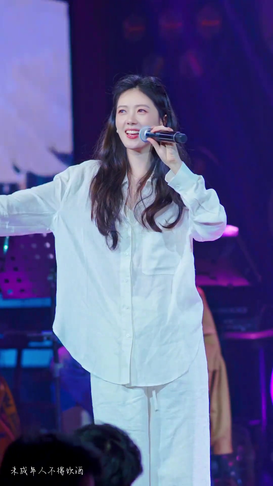 是谁的dna忍不住要跳动了?睫毛弯弯音乐现场人美歌甜驻唱歌手胡桃里