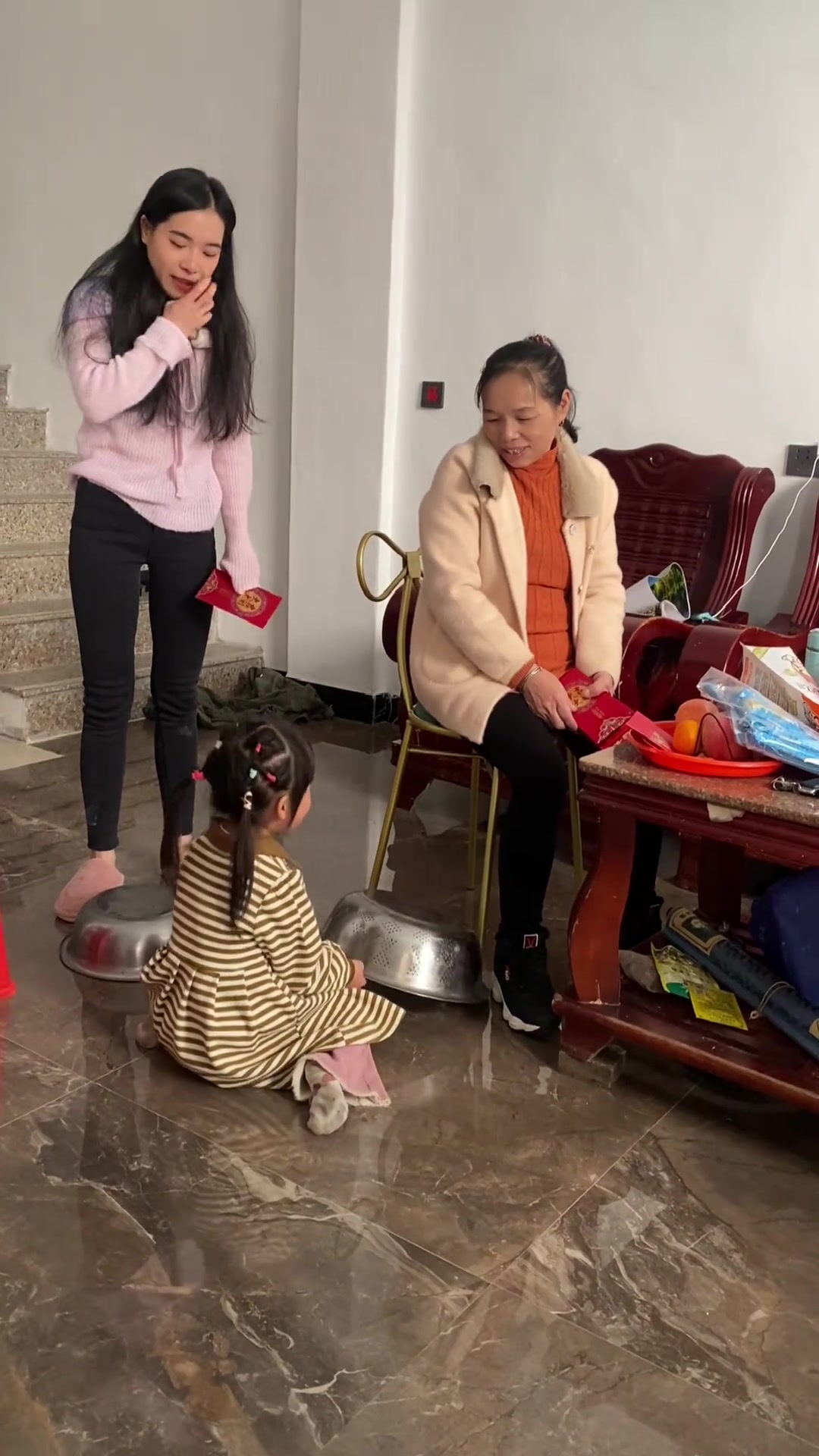 磕头拜年 给妈妈拜年的仪式感 妈妈笑哈哈,我心里乐呵呵