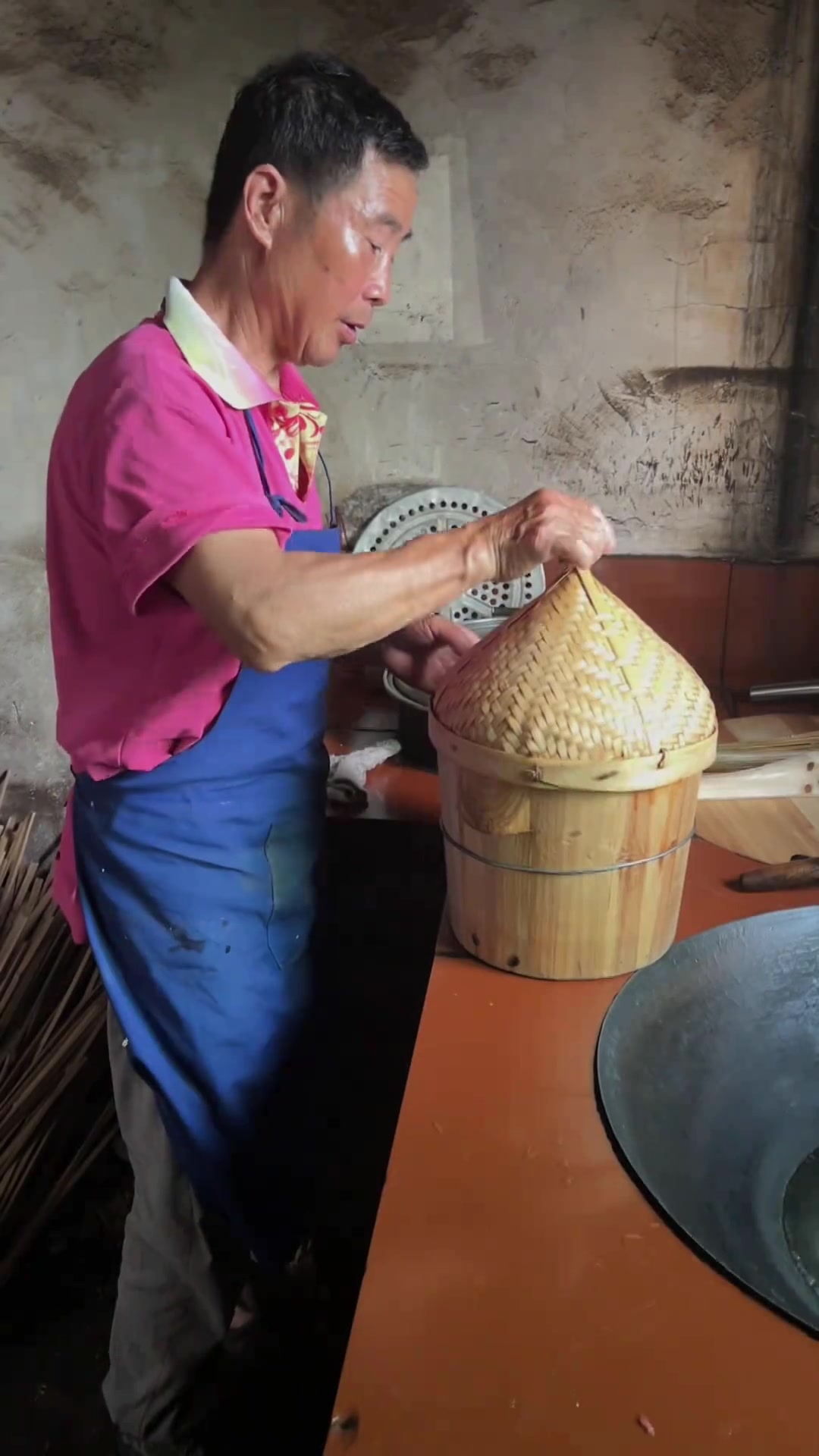 传统木甑饭就是这样蒸出来的,先把米粒煮到半生,再捞起来倒入饭甑,当