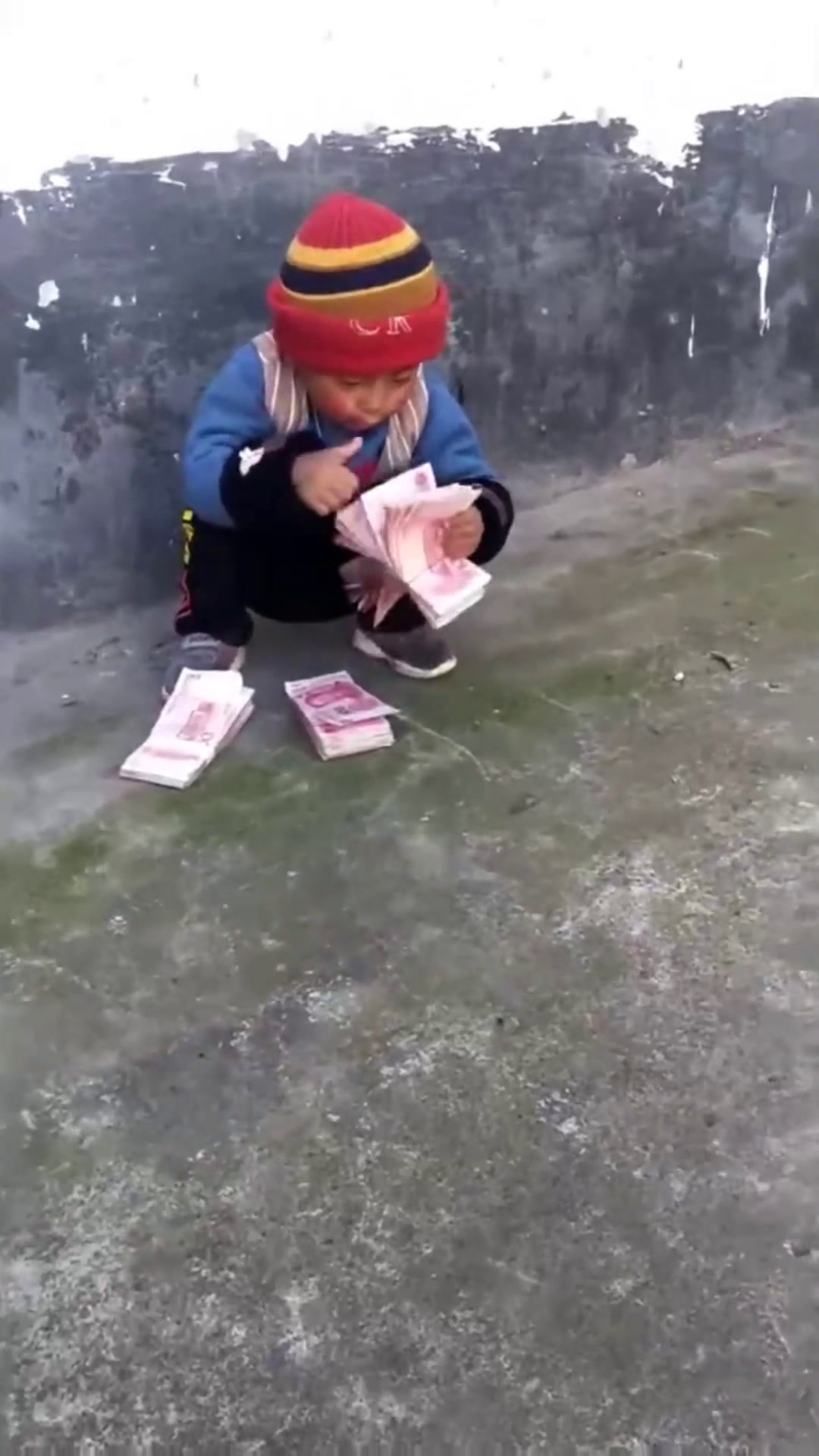 看到这孩子数钱的动作,我不厚道地笑了