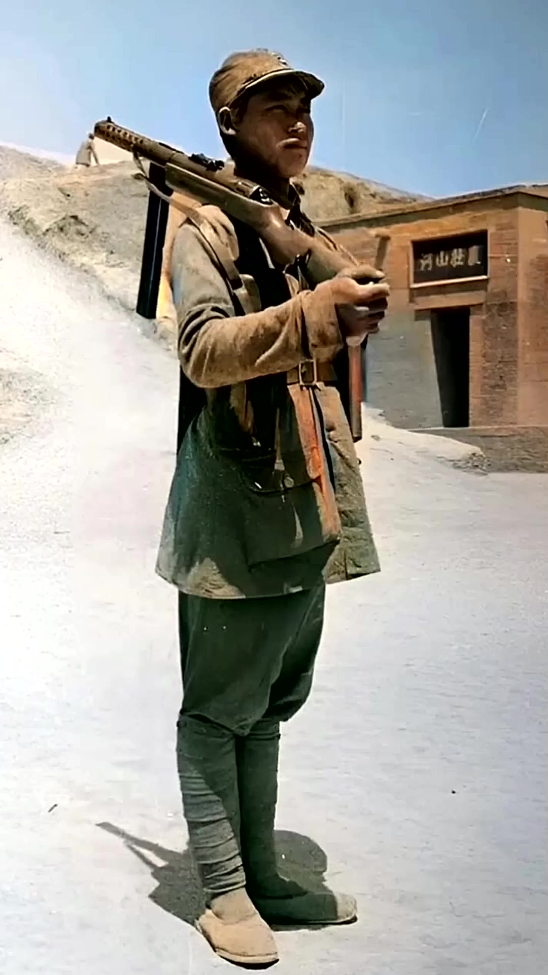 1944年,山西临汾,一名士兵身穿军装,肩扛着枪,身板笔直地