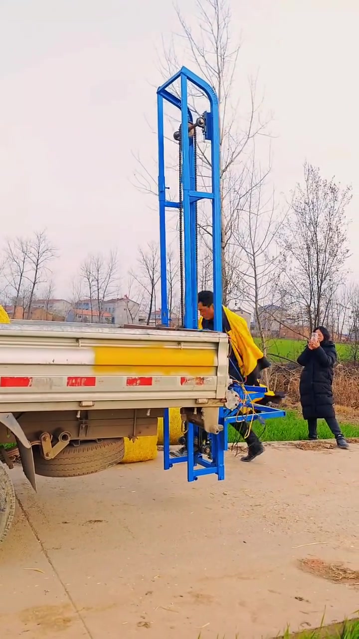 方草捆秸秆装车机小方捆小方包玉米秸秆装车神器,24伏电瓶带动的装草