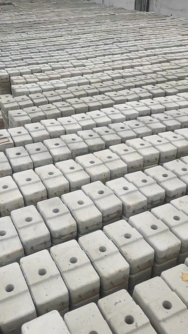 配重块采用高强度水泥制成,具有较高的抗压强度和抗拉强度