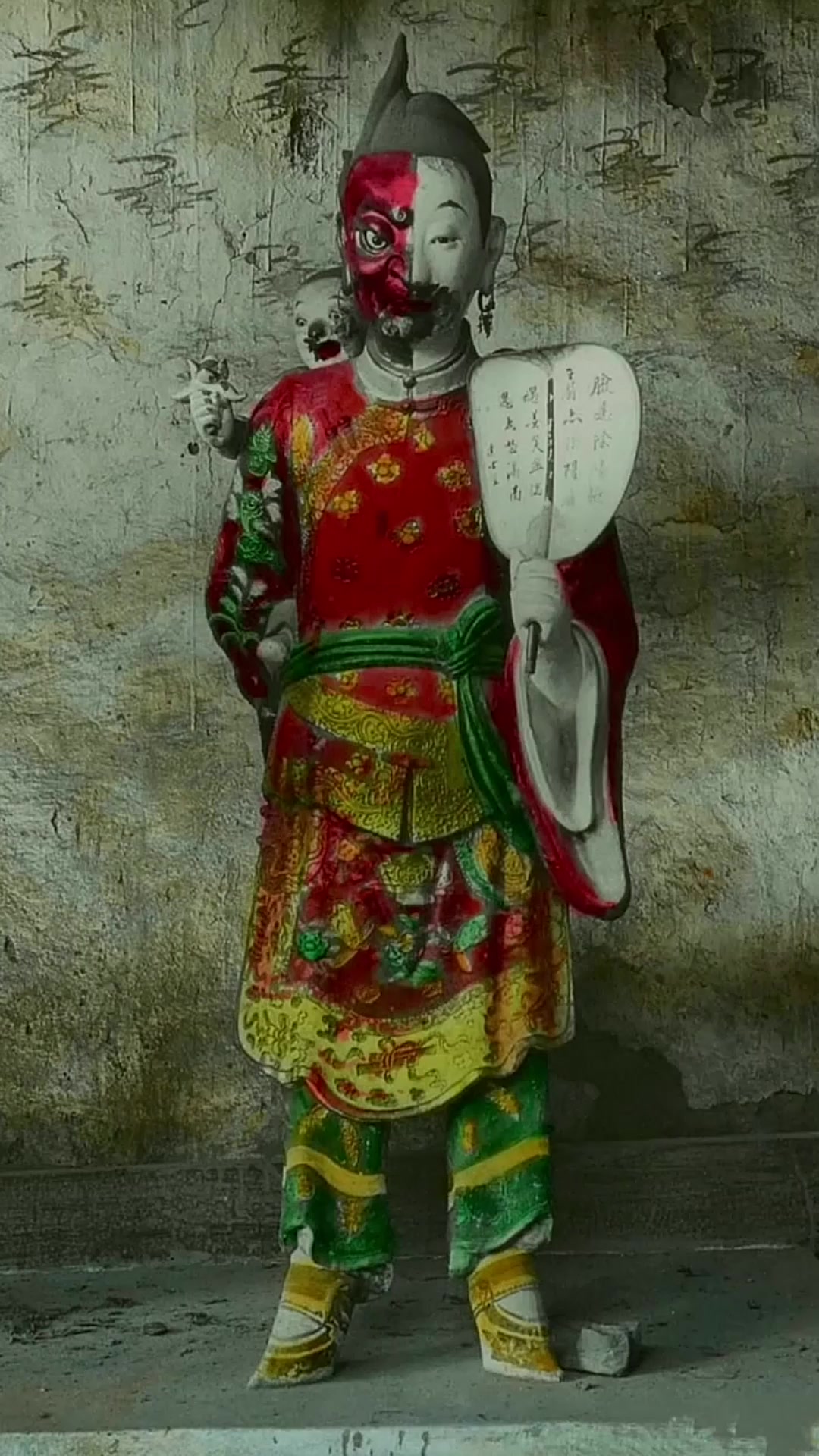 民国初年,四川神秘阴阳脸神像,背上小孩是西游记红孩儿原型