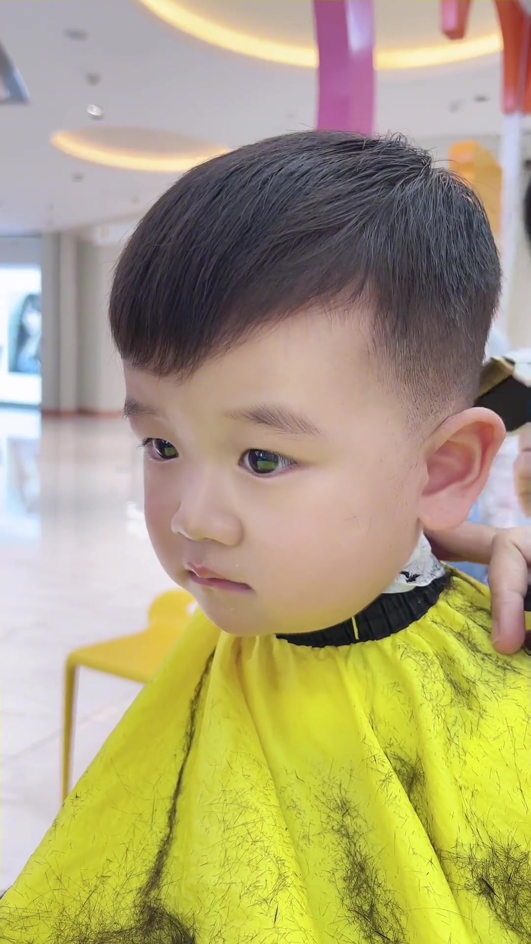 一岁零七个月的宝宝 全程一个人坐着剪头发,安安静静的很配合,成长的