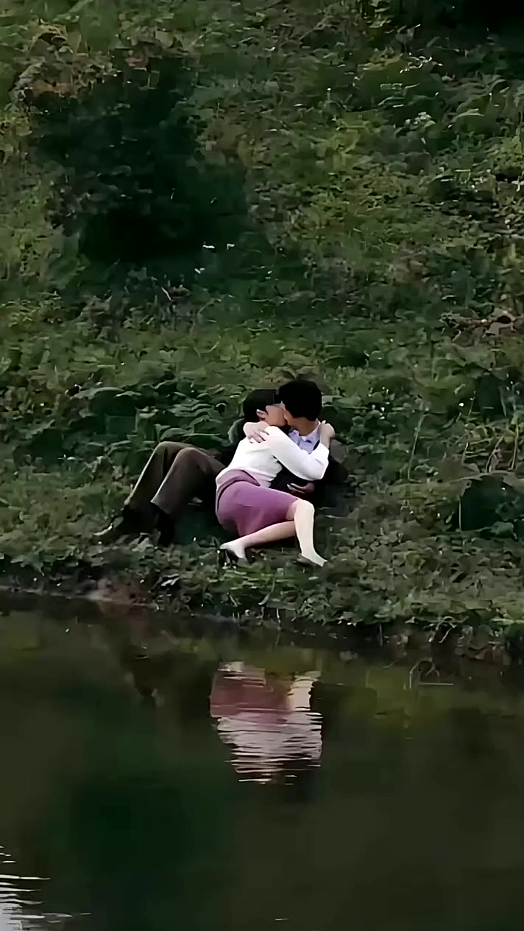 1991年,四川,一对热恋中的青年男女在灌县岷江边滚草地