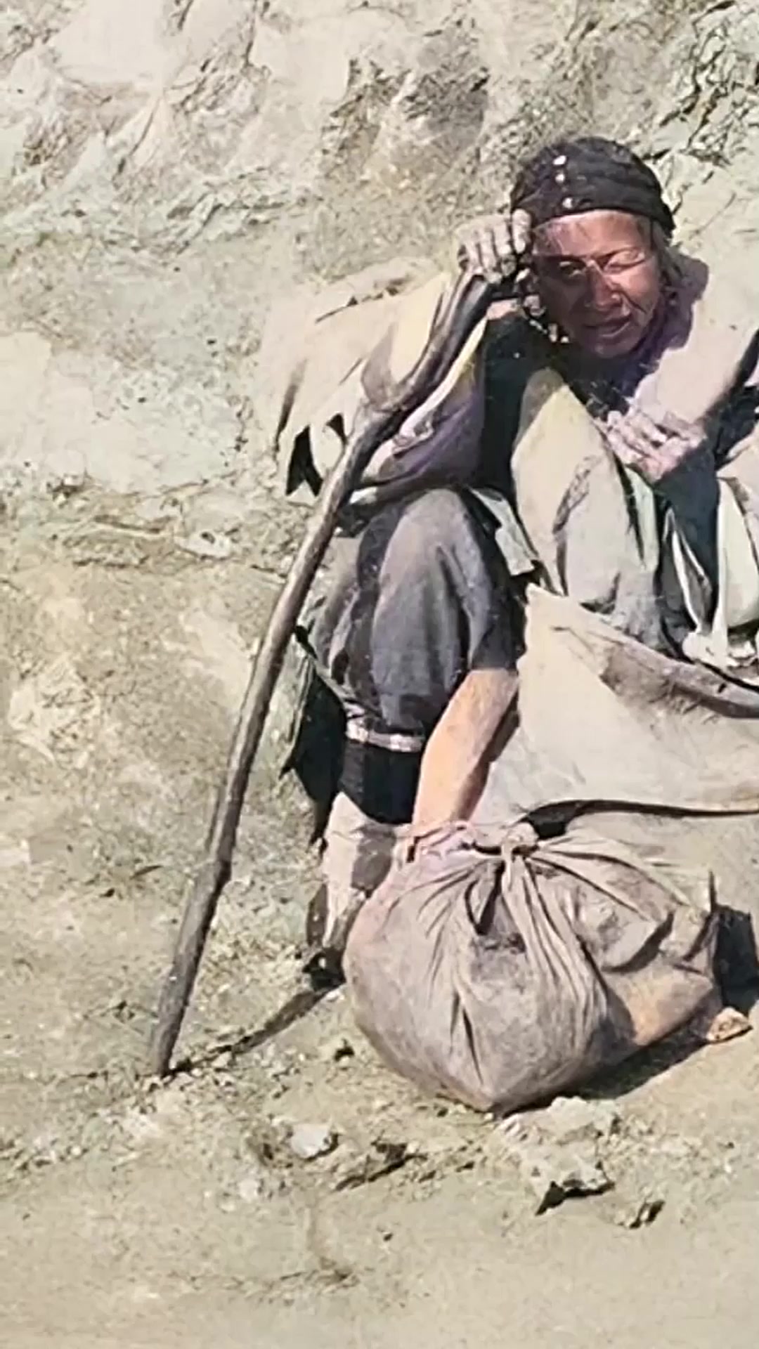 晚清时期1902年山东威海,一个可怜的穷苦老人带孙子上山乞讨