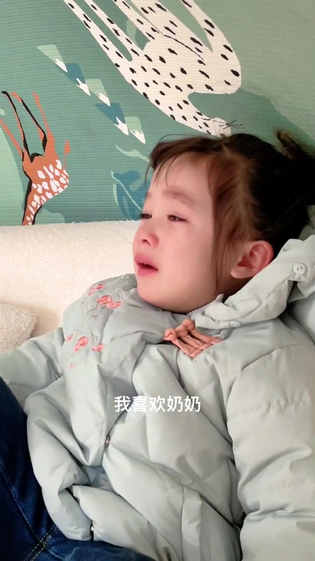 吃不到冰激凌的小女孩哭的好委屈