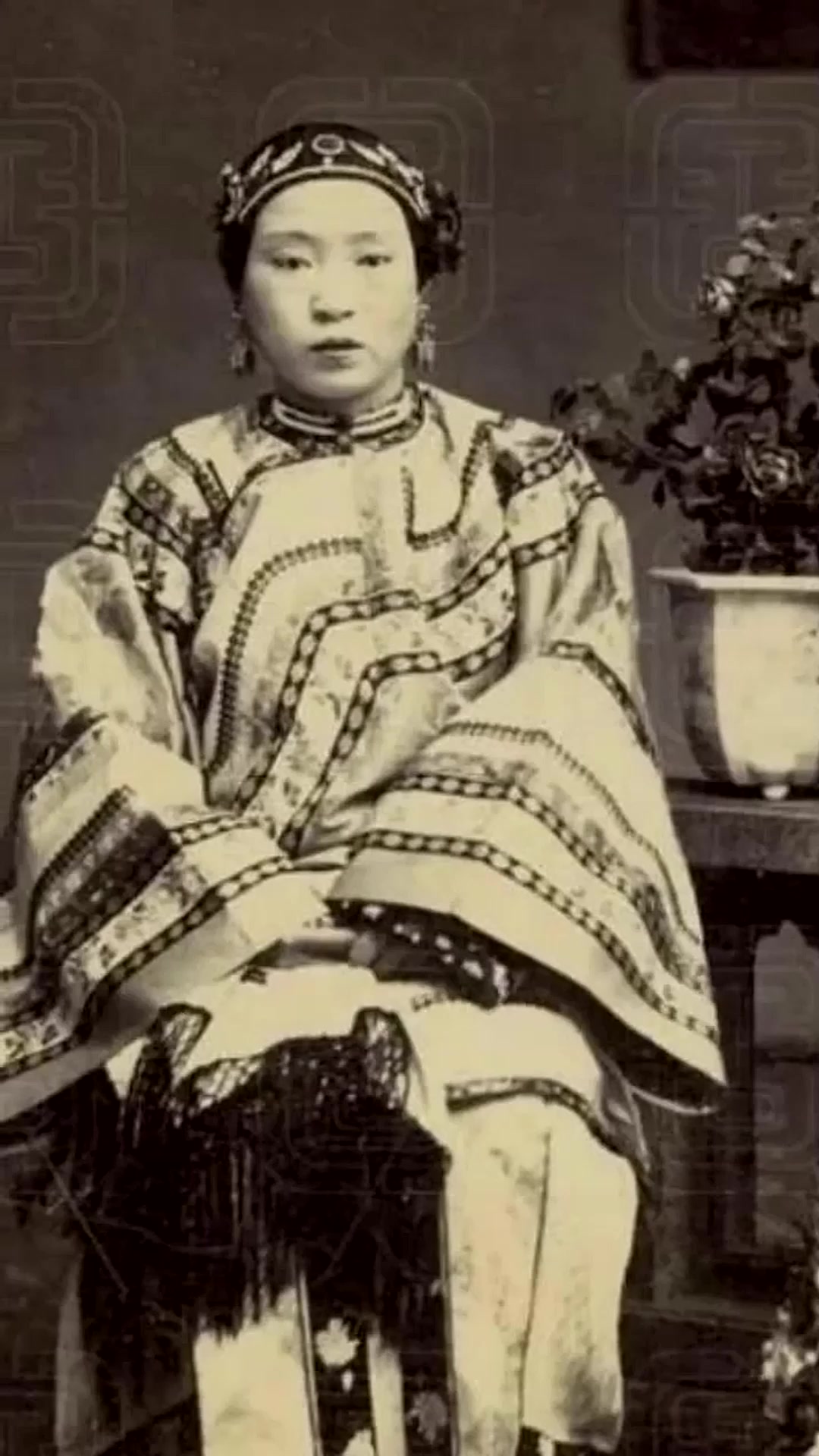 儿女双全的清朝贵妇 苏州虹桥别墅内,正厅摆设精美