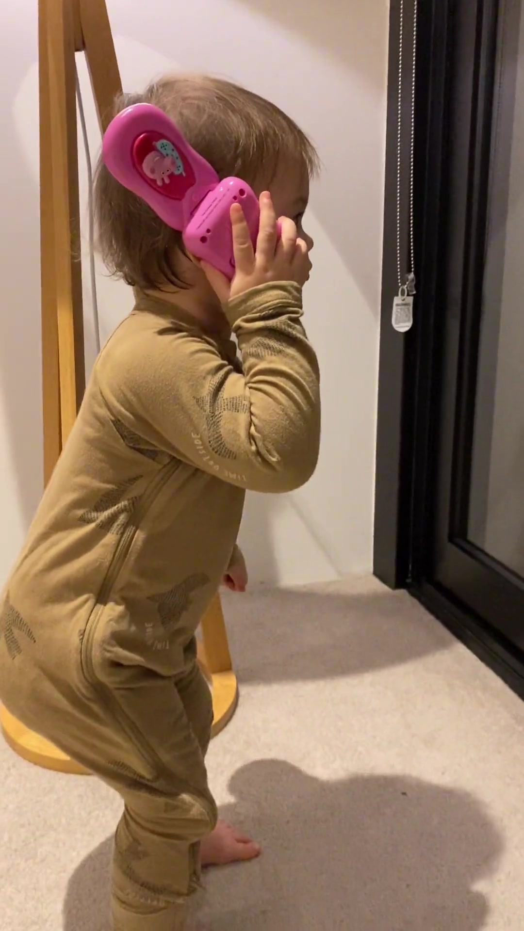 小孩子的模仿能力太强了,这就是妈妈平时打电话的状态么哈哈哈