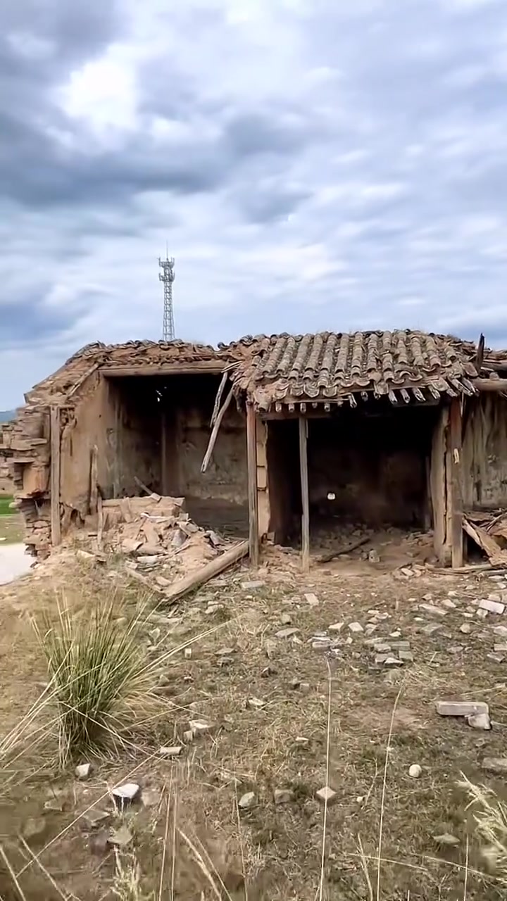 残破的古建筑中发现破损的清代壁画.院内已是杂草重生