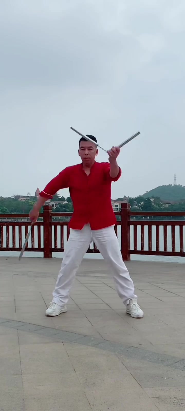 养生太极鞭杆演示(养生太极鞭杆背向演练)