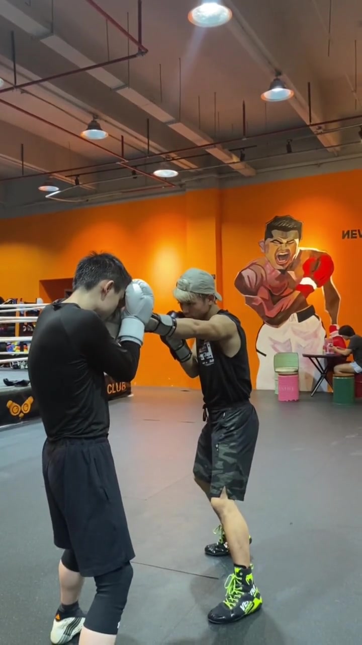 拳击 拳击教学 零基础学拳 第四十九集,中远距离的组合拳,实用实用啊!