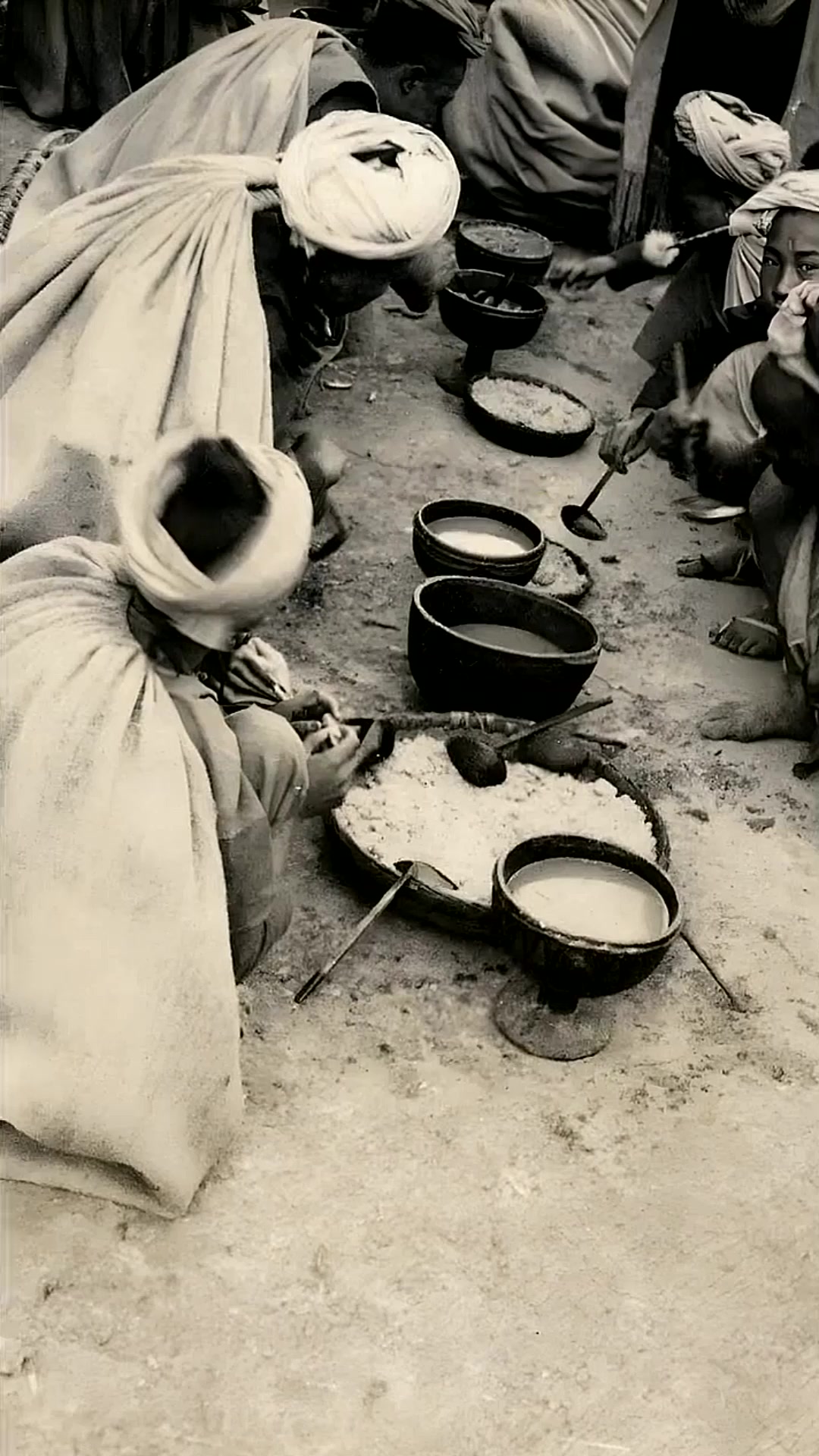 1939年,四川大凉山,几名彝族人正在吃喜宴时的场景