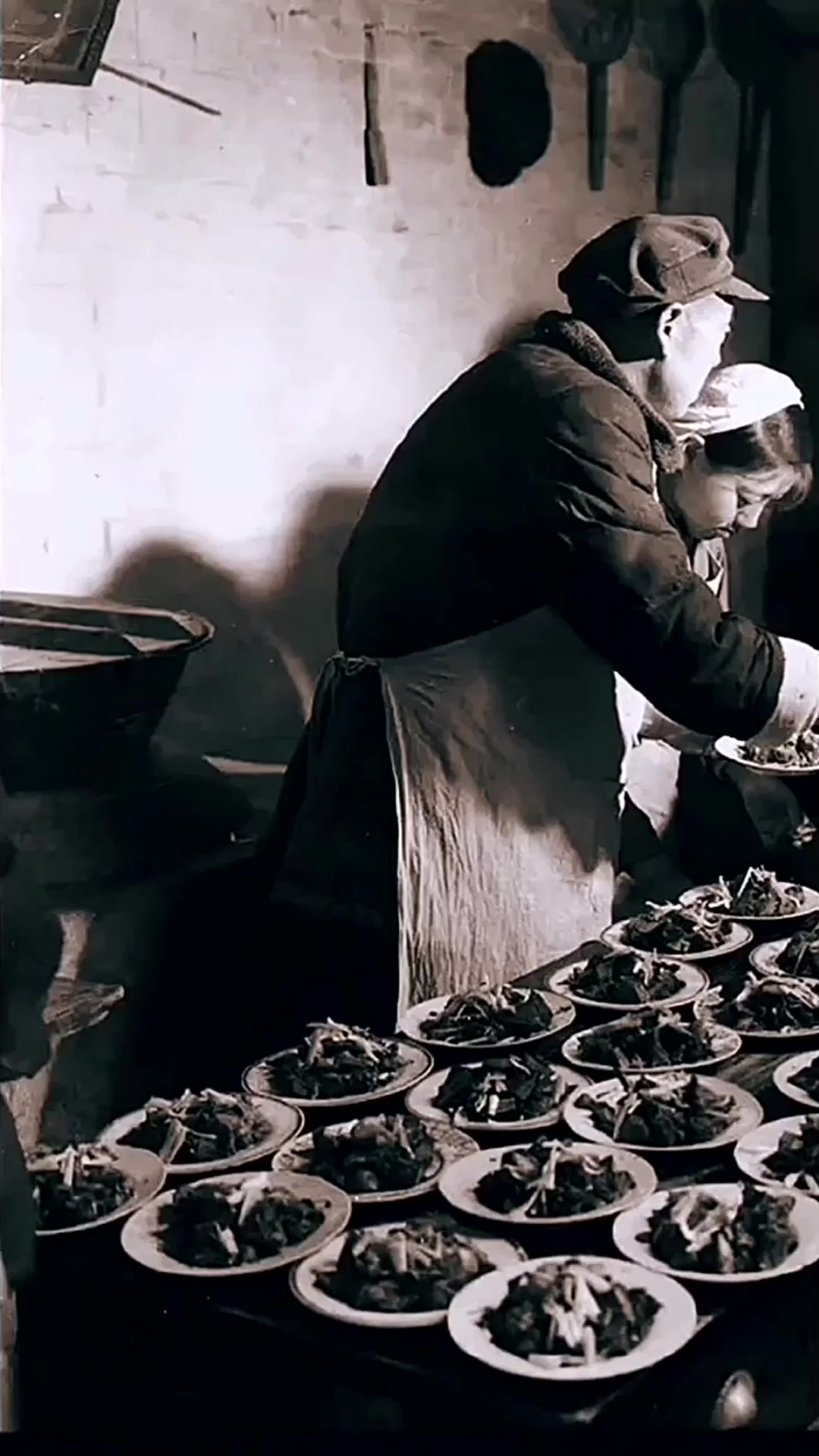 1958年,河南新乡,公社大食堂开饭时的场景,看起来伙食还不