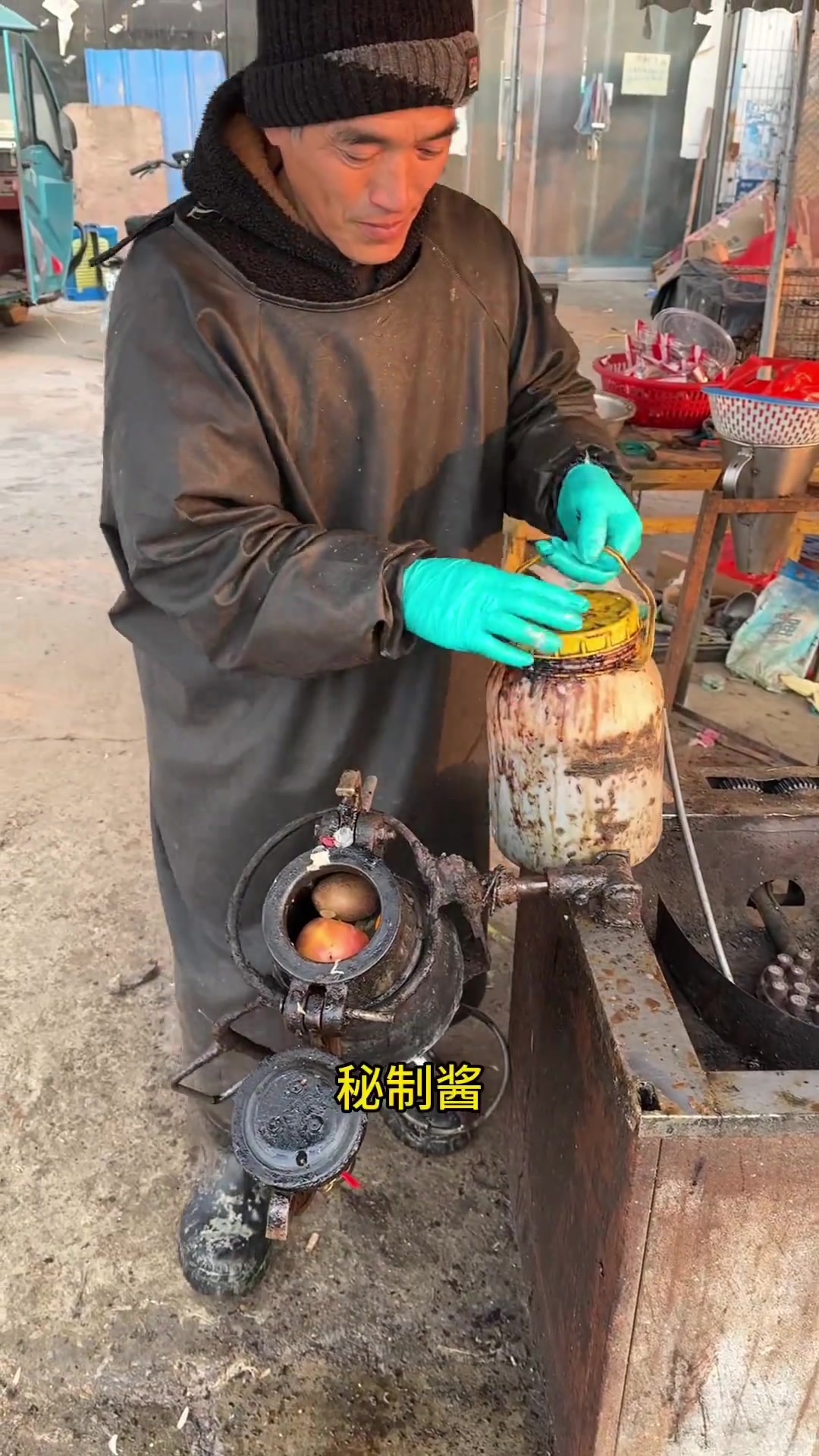 用爆米花机器崩鱼,当地特色小吃,水果崩鱼