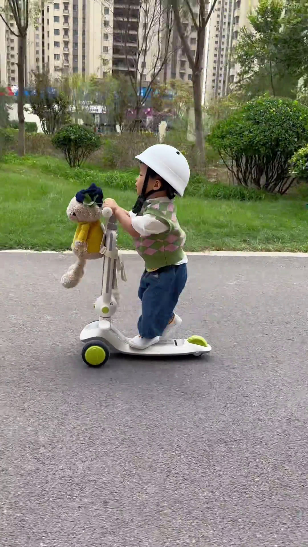 一岁多宝宝骑滑板车超快乐,笑出表情包