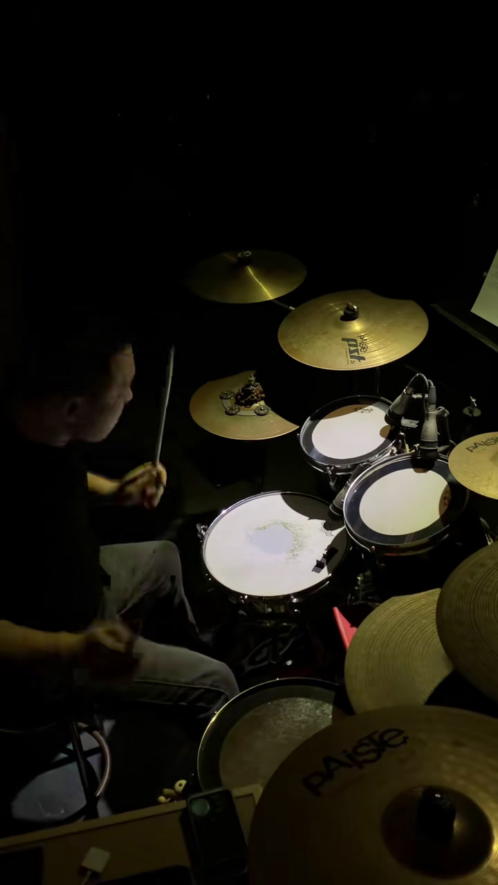 乐器达人爵士鼓架子鼓网红鼓手点燃一根烟经典老歌