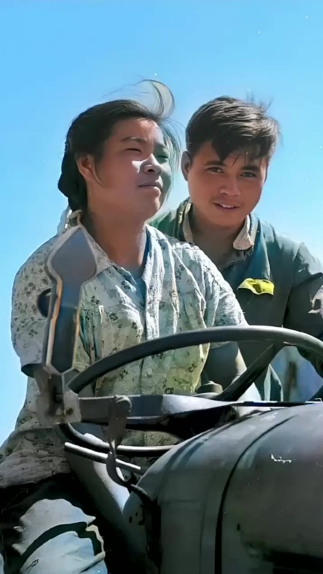 1955年,北京一位勇敢的女子学习开拖拉机