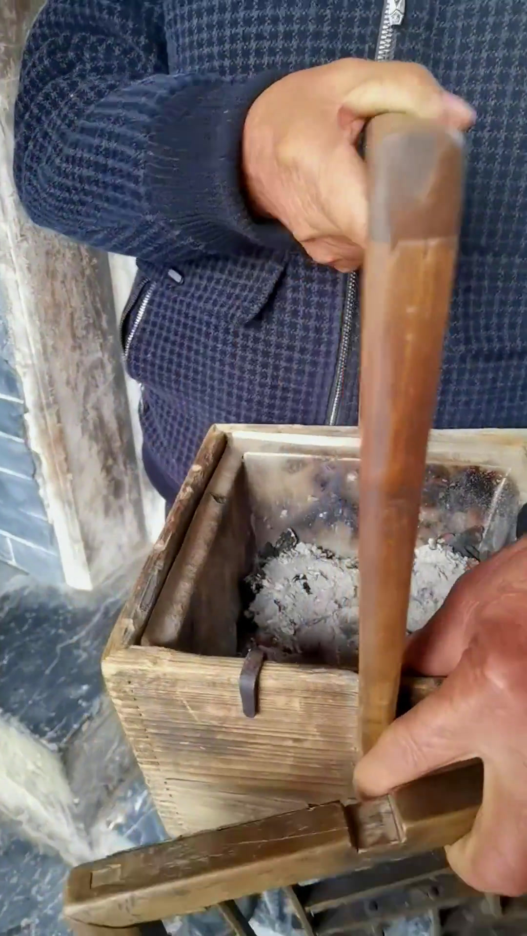 老人说,火箱用了已上100年.它温暖了好几代人