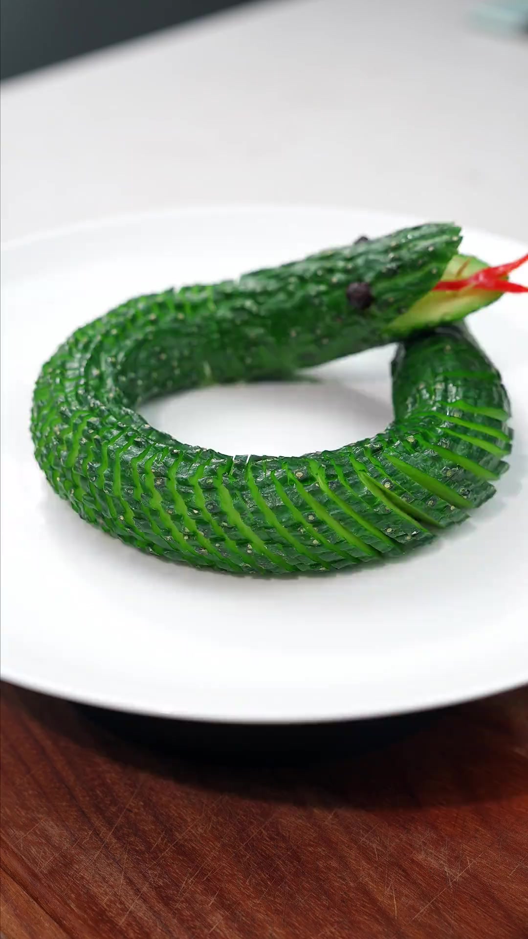 年夜饭的餐桌上必须要有一道蛇年大吉,寓意蛇年大吉大利行大运.