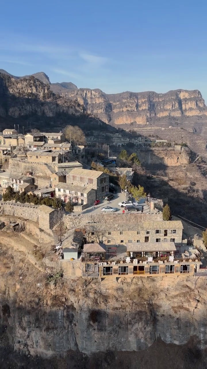 岳家寨原名下石壕村,位于平顺县石城镇14公里处