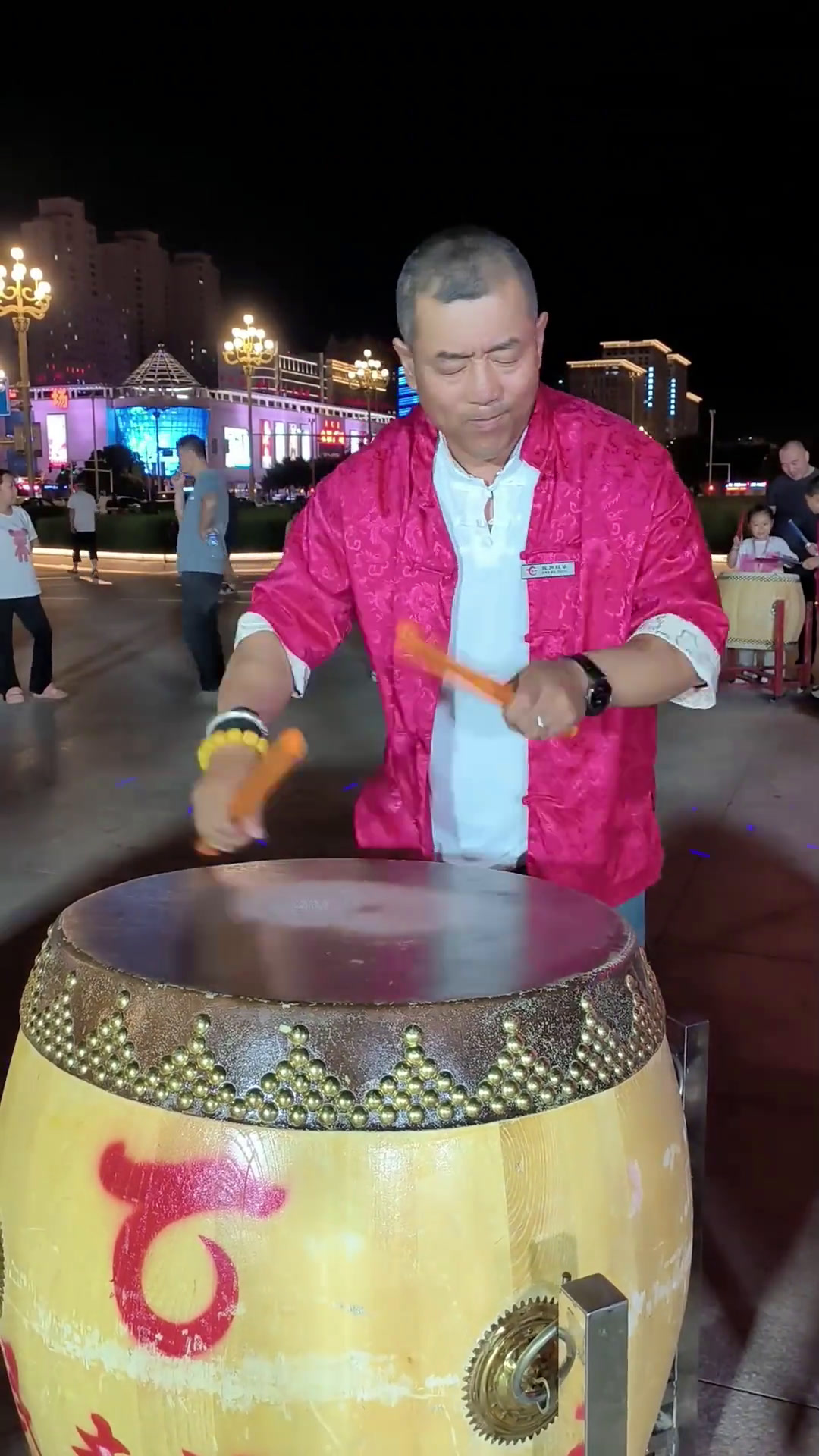 这曲子需要加入表情和肢体语言,一般人驾驭不了小唐王民声鼓乐队一起