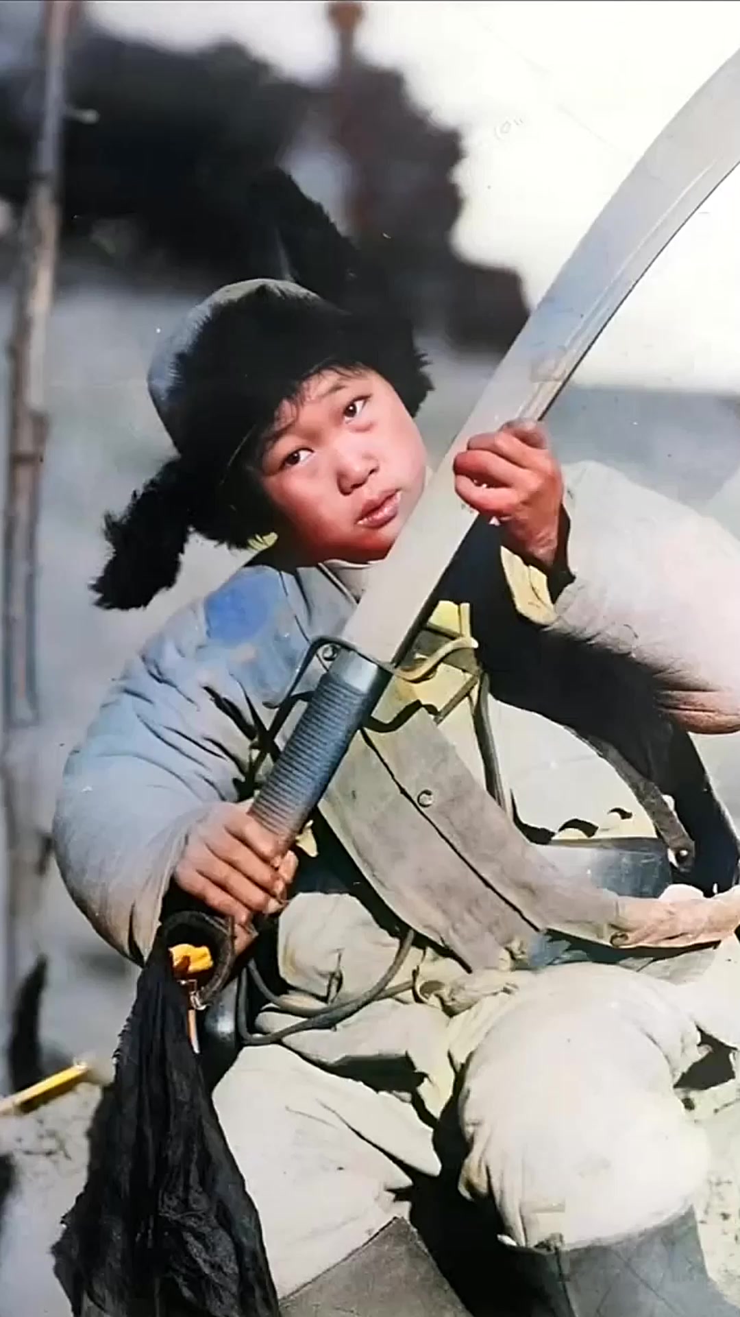 1927年,北京,奉军中的一名士兵手持一把大刀