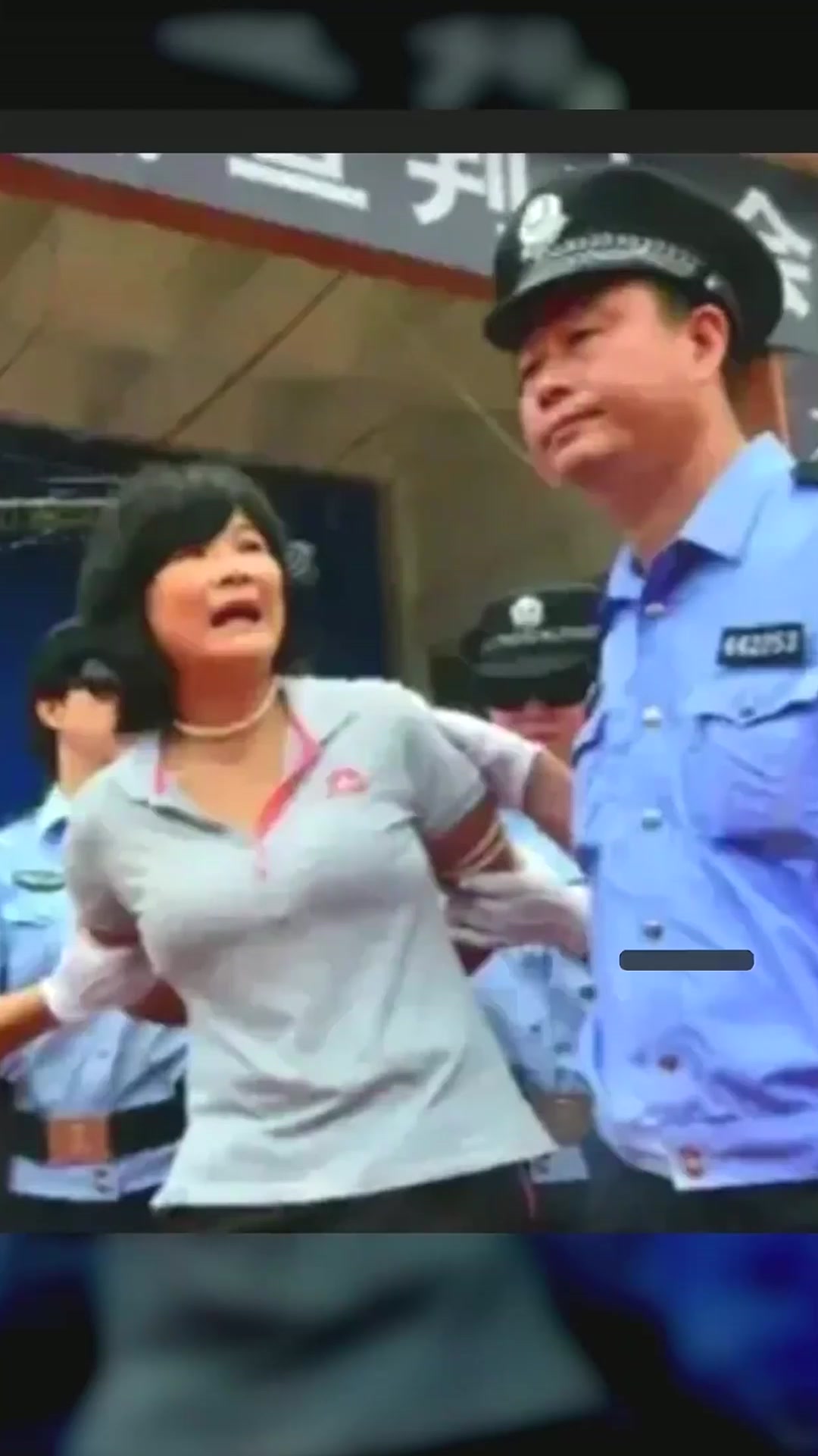 这是2012年,一名毒贩即将被押赴刑场,执行死刑前的画面,镜