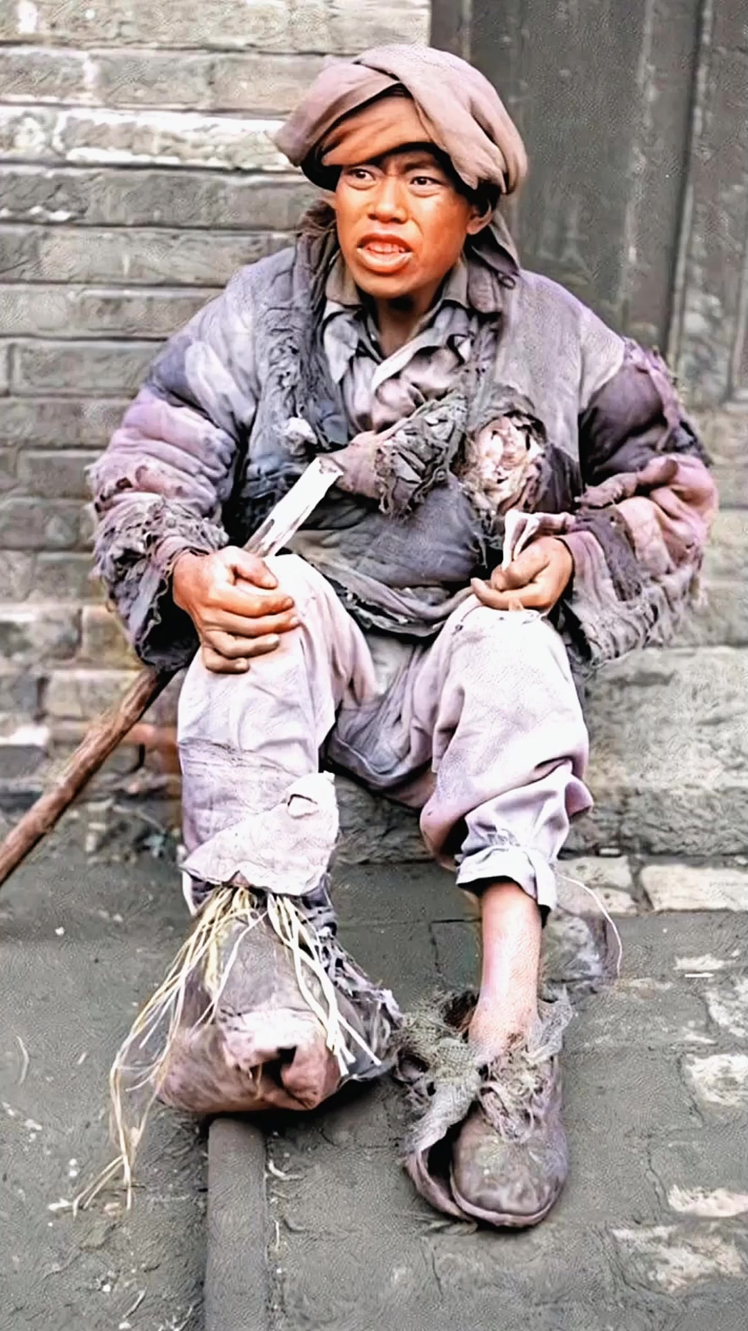 1945年冬,天气十分寒冷,一名可怜的乞丐正坐在路边