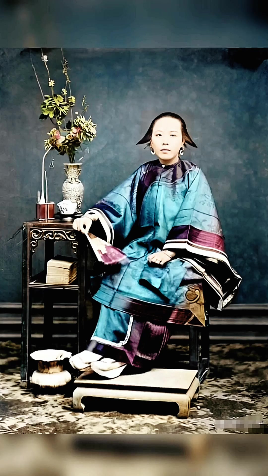 这是一位晚清时期衣装华丽的贵妇,这位贵妇穿着宽袍大袖的袄裙