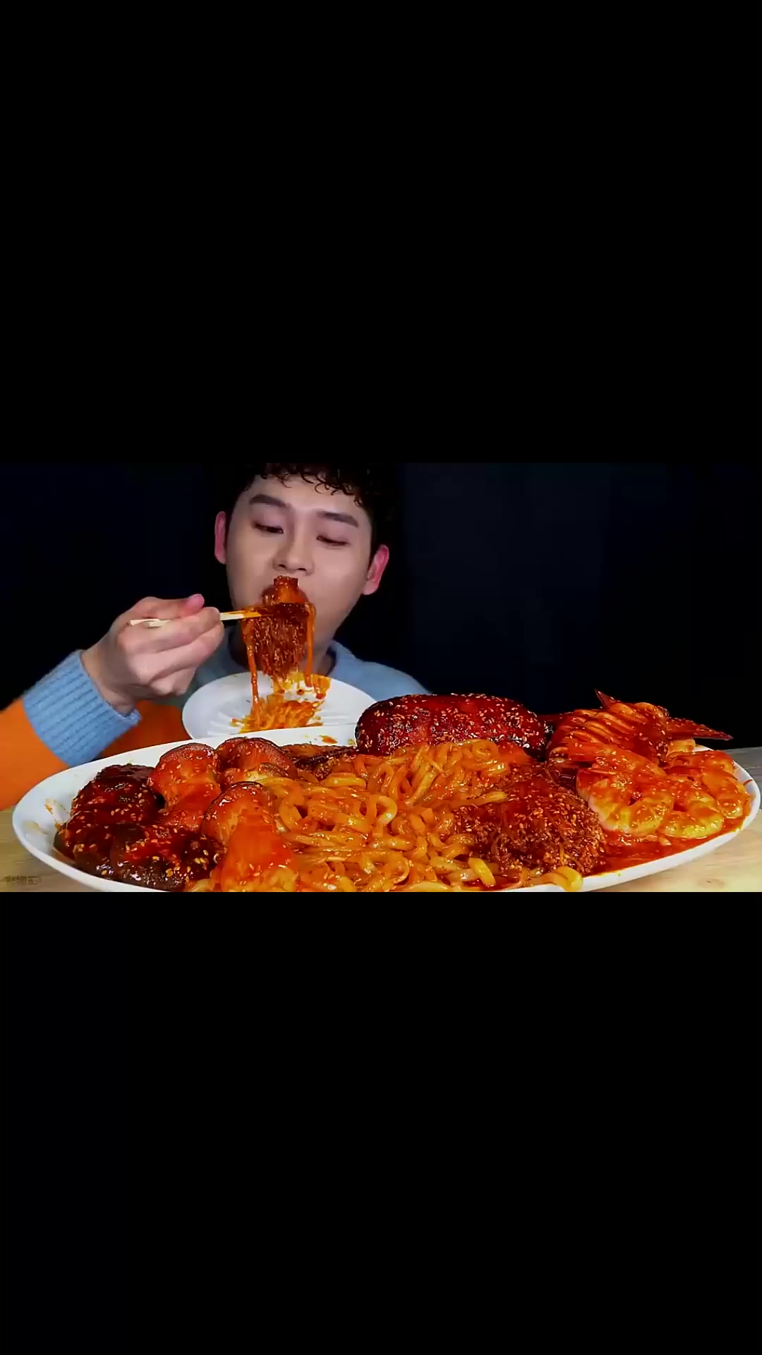 韩国吃货主播深夜放毒,咀嚼助眠,"声" 动你心