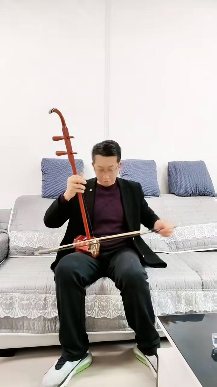 正在练习拉二胡