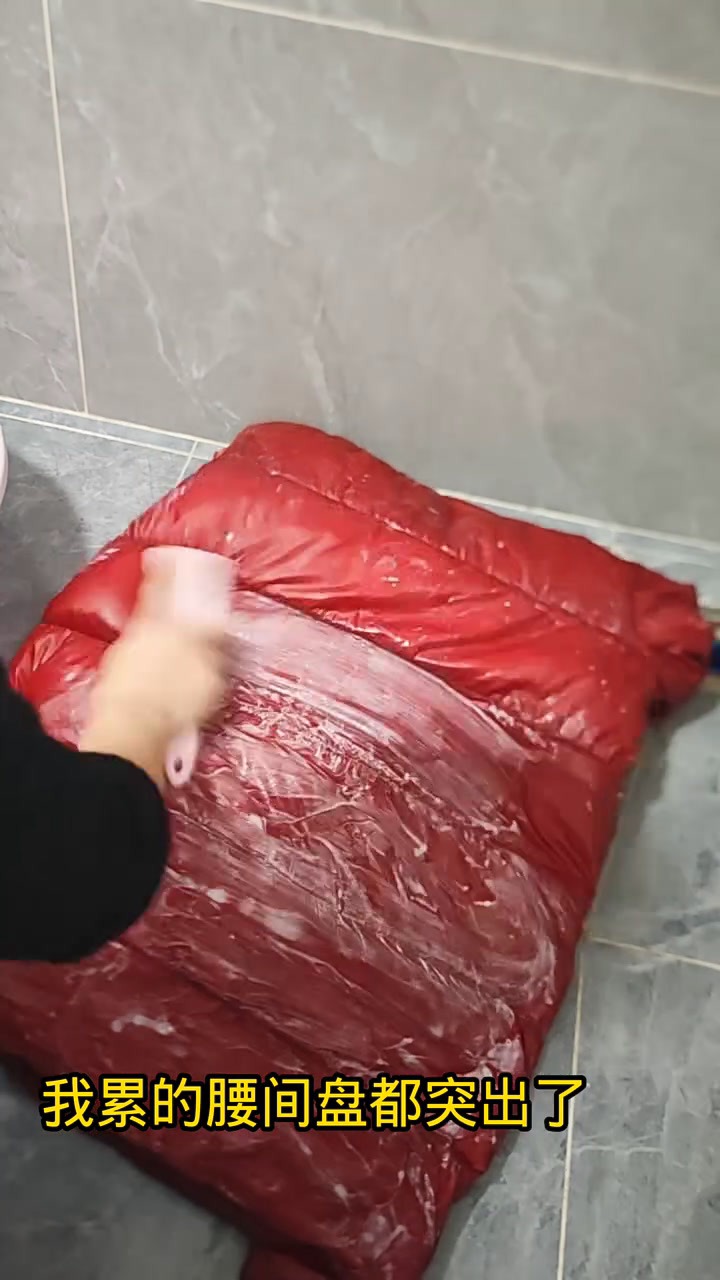 布袋里挣扎的视频树枝泥巴袋子绑着的图片在担架上盖被子雷管塞进棉被