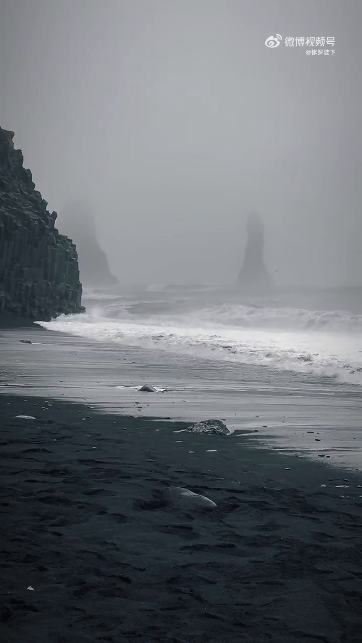是遗落在地球尽头的秘密,冷风裹挟着海雾,将天地渲染成一片灰暗的寂静