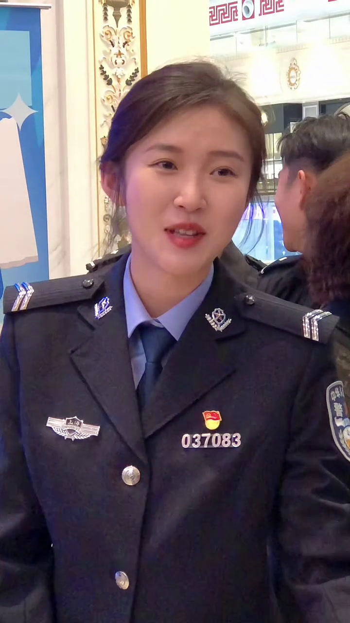 警察节活动中遇到超级漂亮的警察小姐姐 六六警官这颜值也太高啦吧