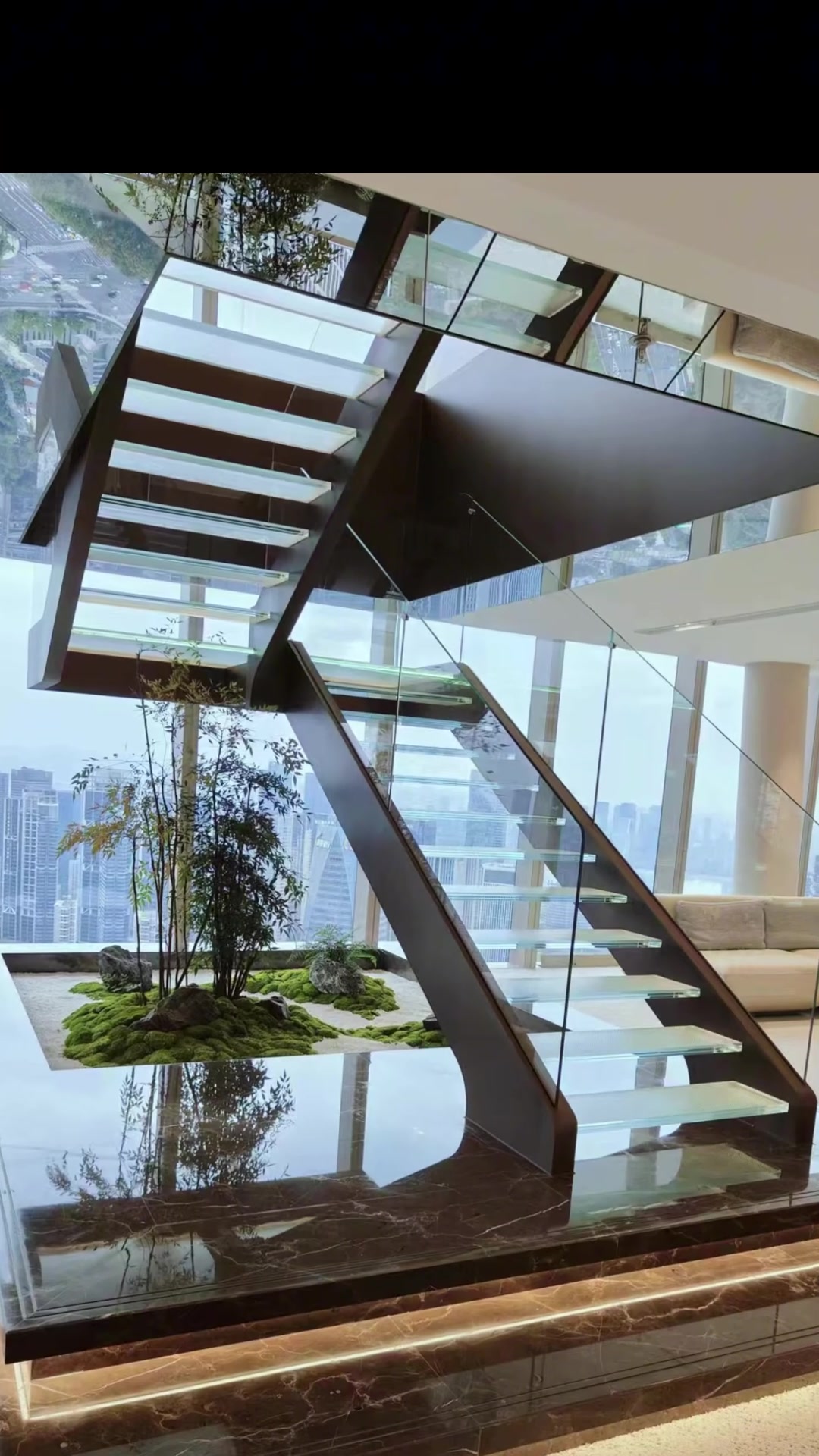 杭州极氪汽车大楼内钢制镂空玻璃楼梯